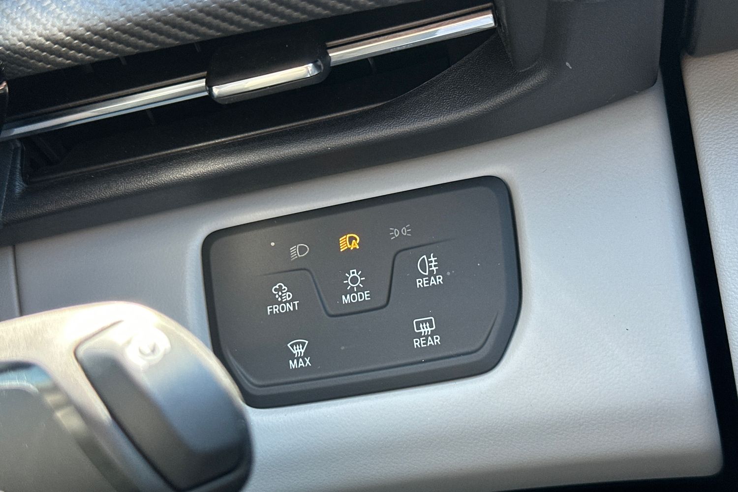 Ford EXPLORER Photo 32