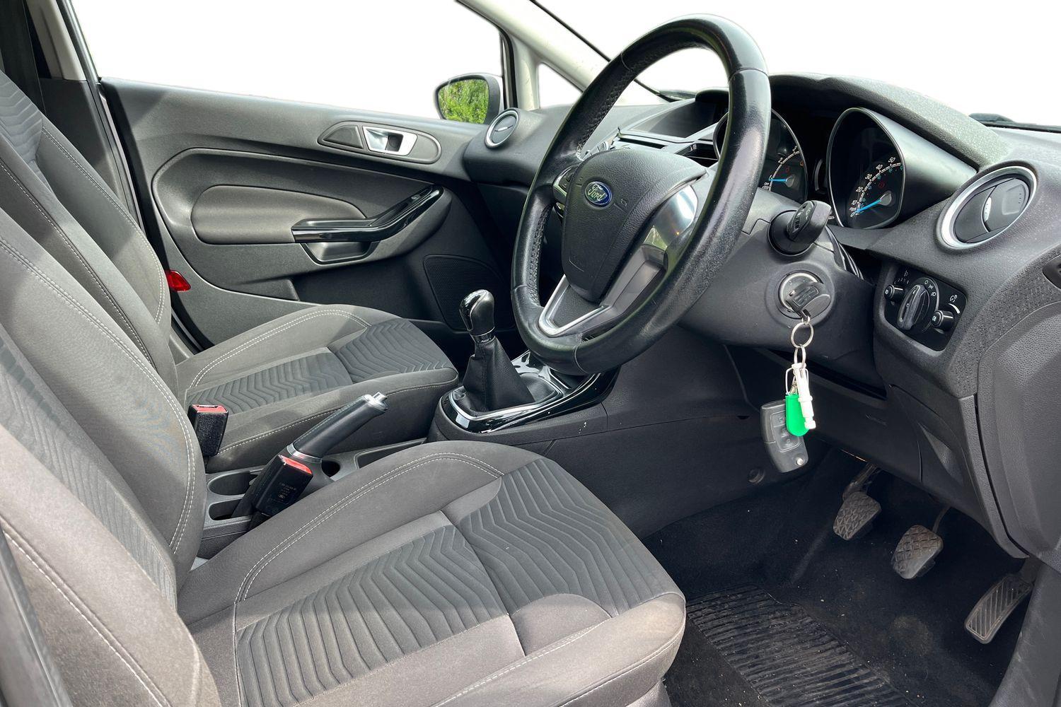 Ford FIESTA Photo 8