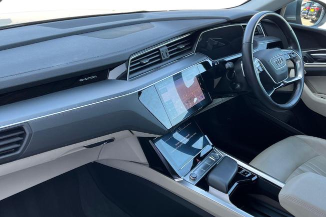 AUDI e-tron Photo 2