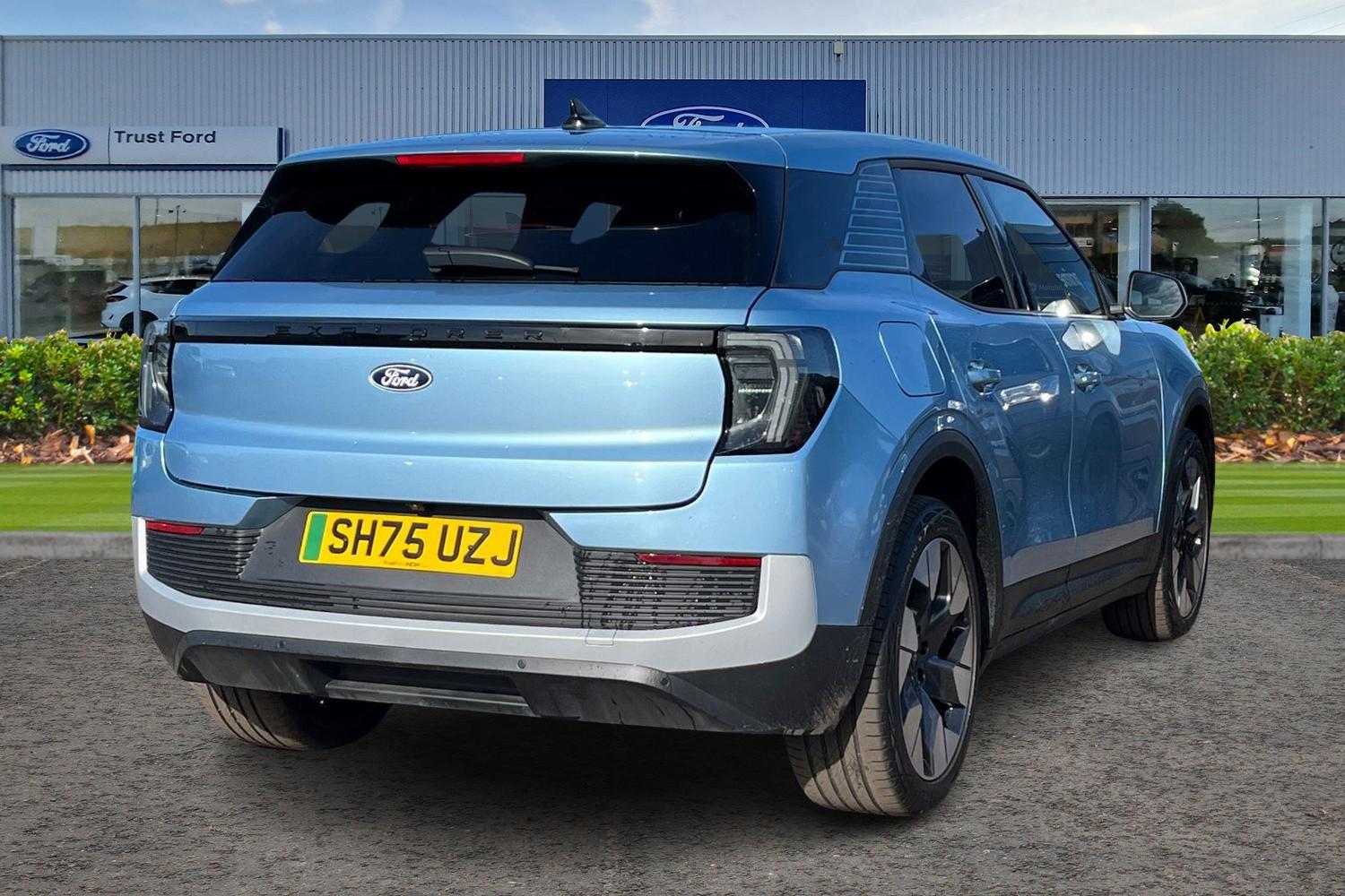 Ford Explorer Photo 3