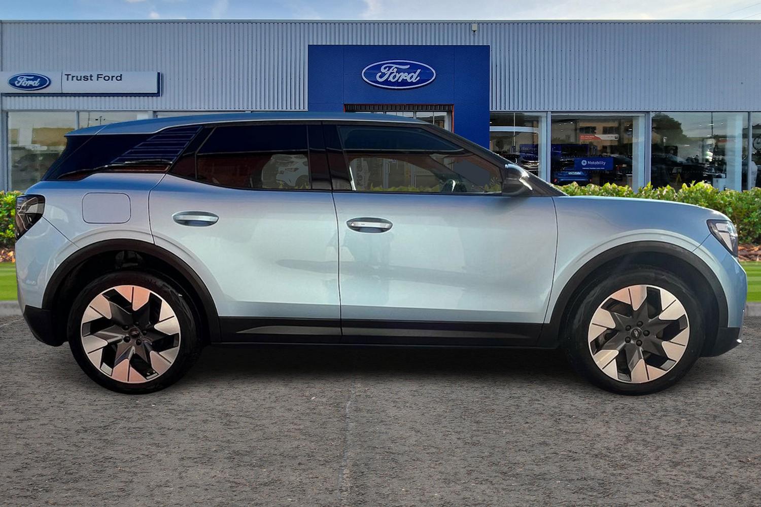 Ford Explorer Photo 2