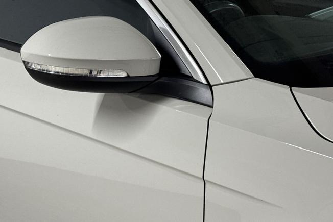 VOLKSWAGEN T-Roc Photo 20