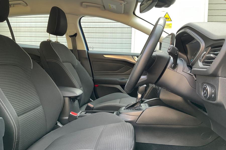 Ford FOCUS Photo autoimg-81e92570e226b71ee8fad806a0d0c4bdf0712836.jpg