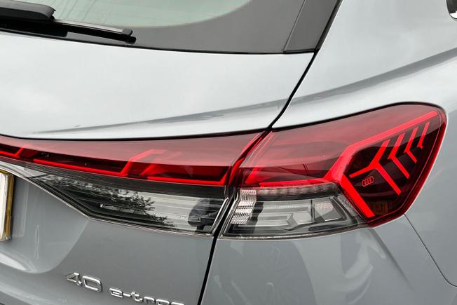 AUDI Q4 e-tron Photo 18