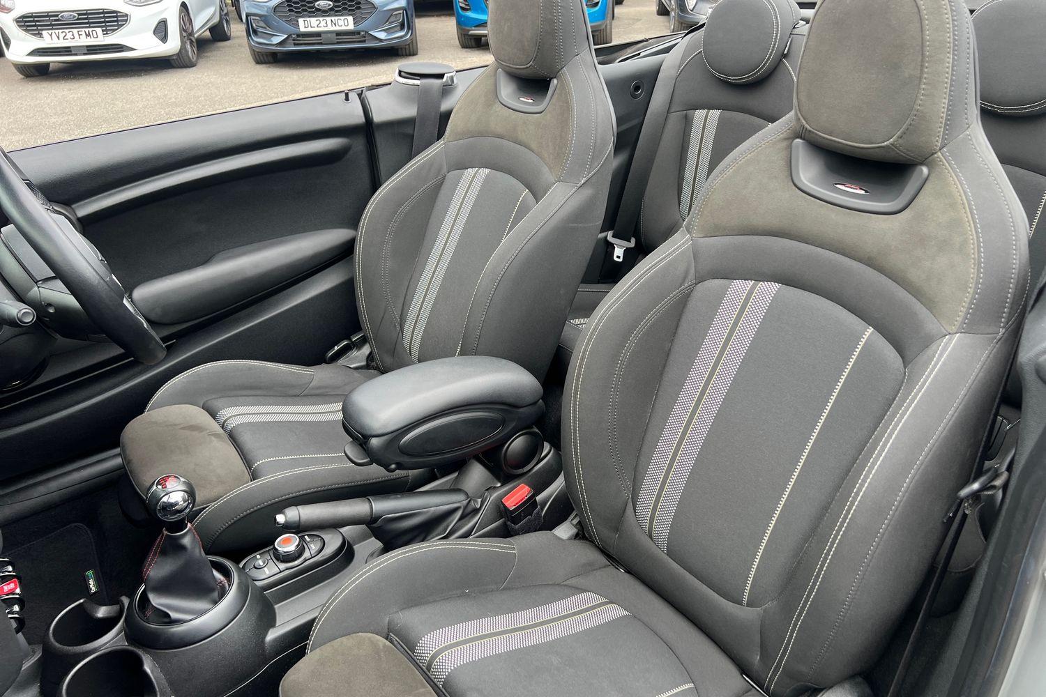 MINI CONVERTIBLE Photo 18