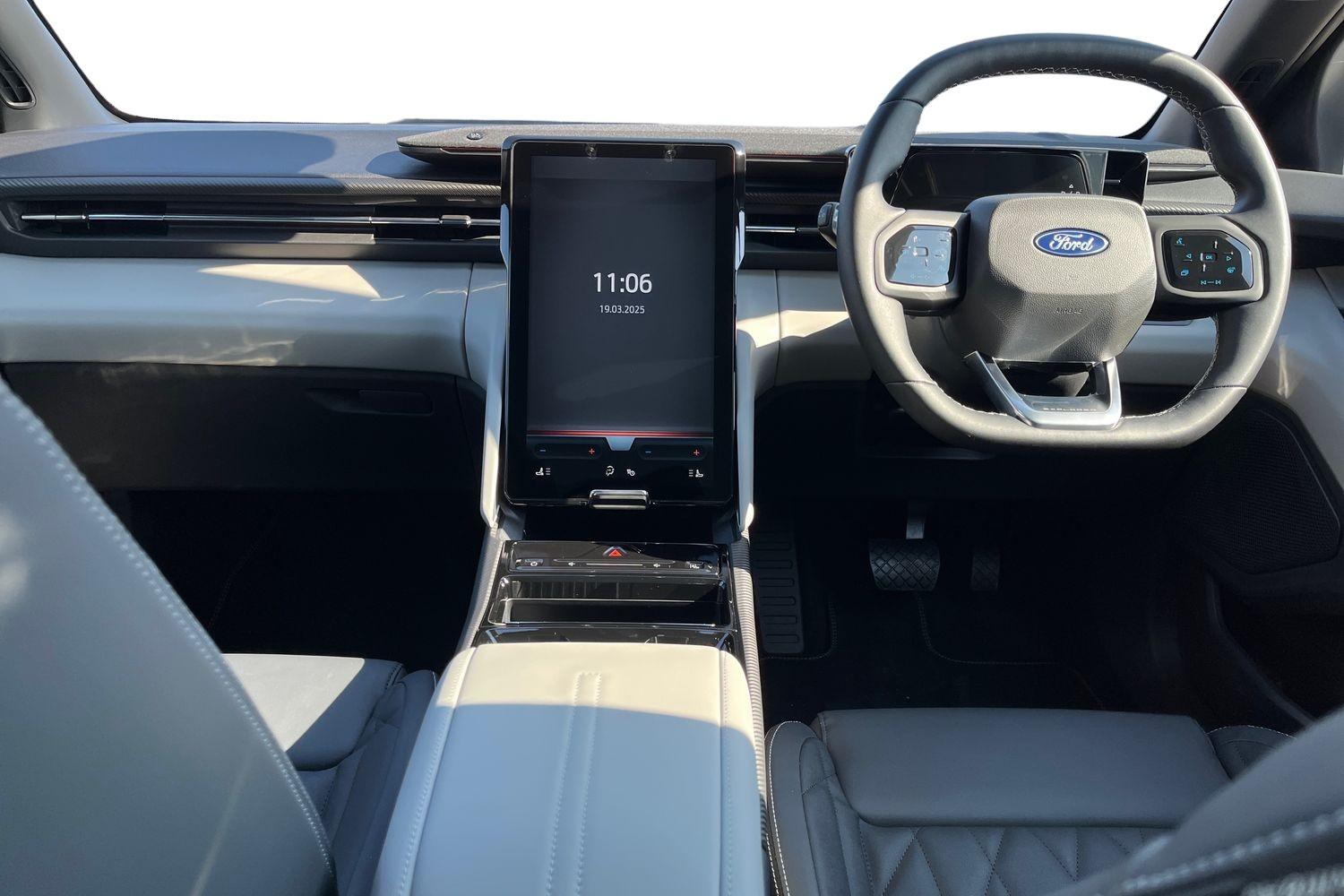 Ford EXPLORER Photo 9