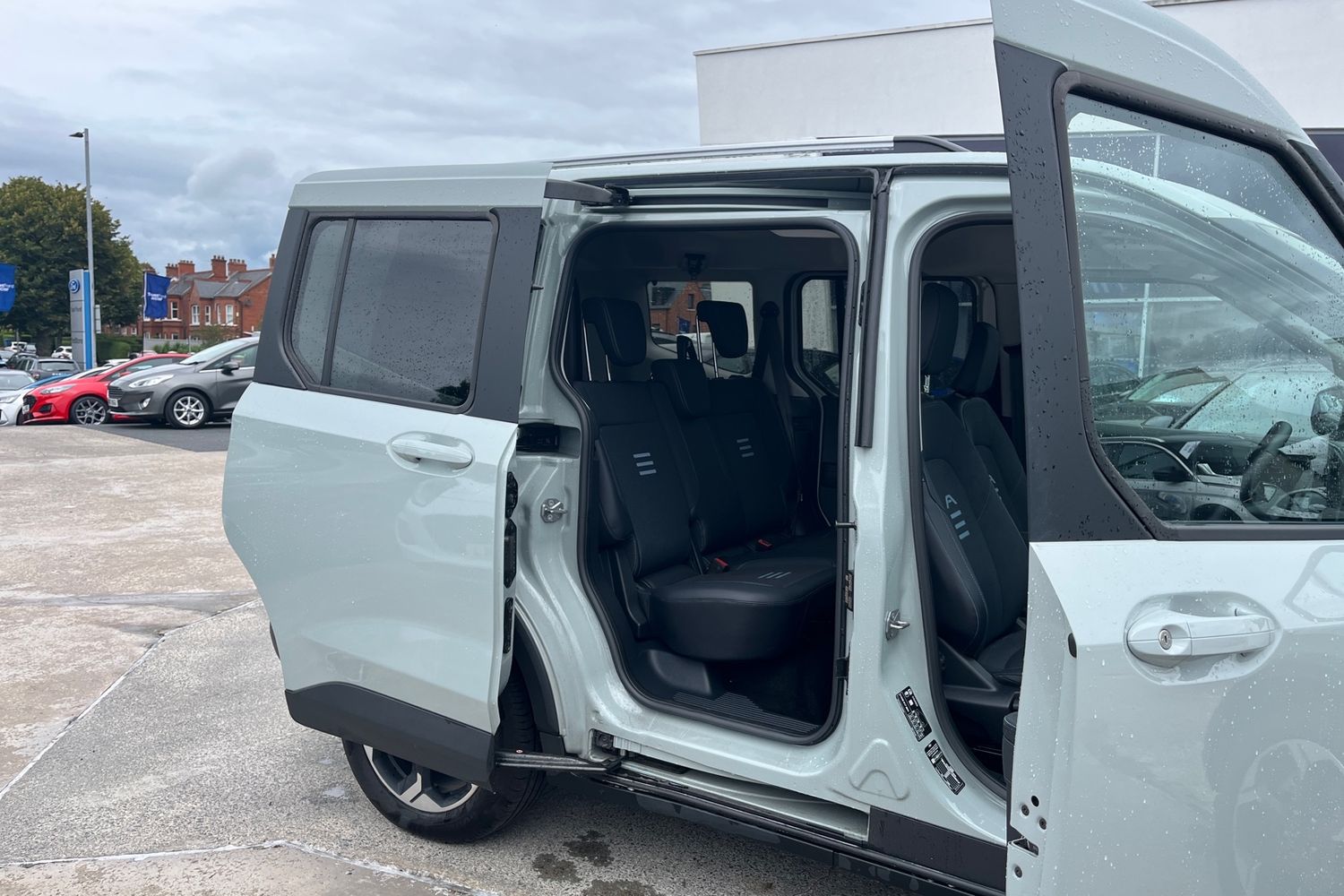 Ford E-Tourneo Courier Photo 38