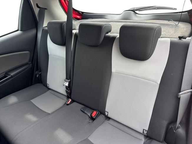 TOYOTA Yaris Photo 9