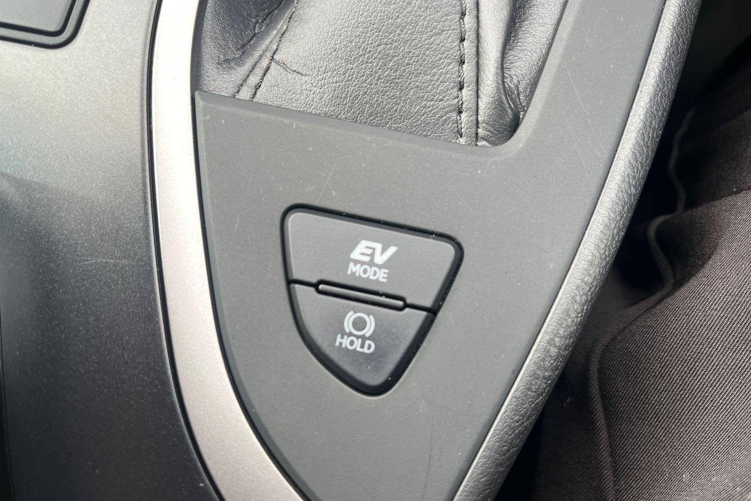 Lexus UX Photo 32
