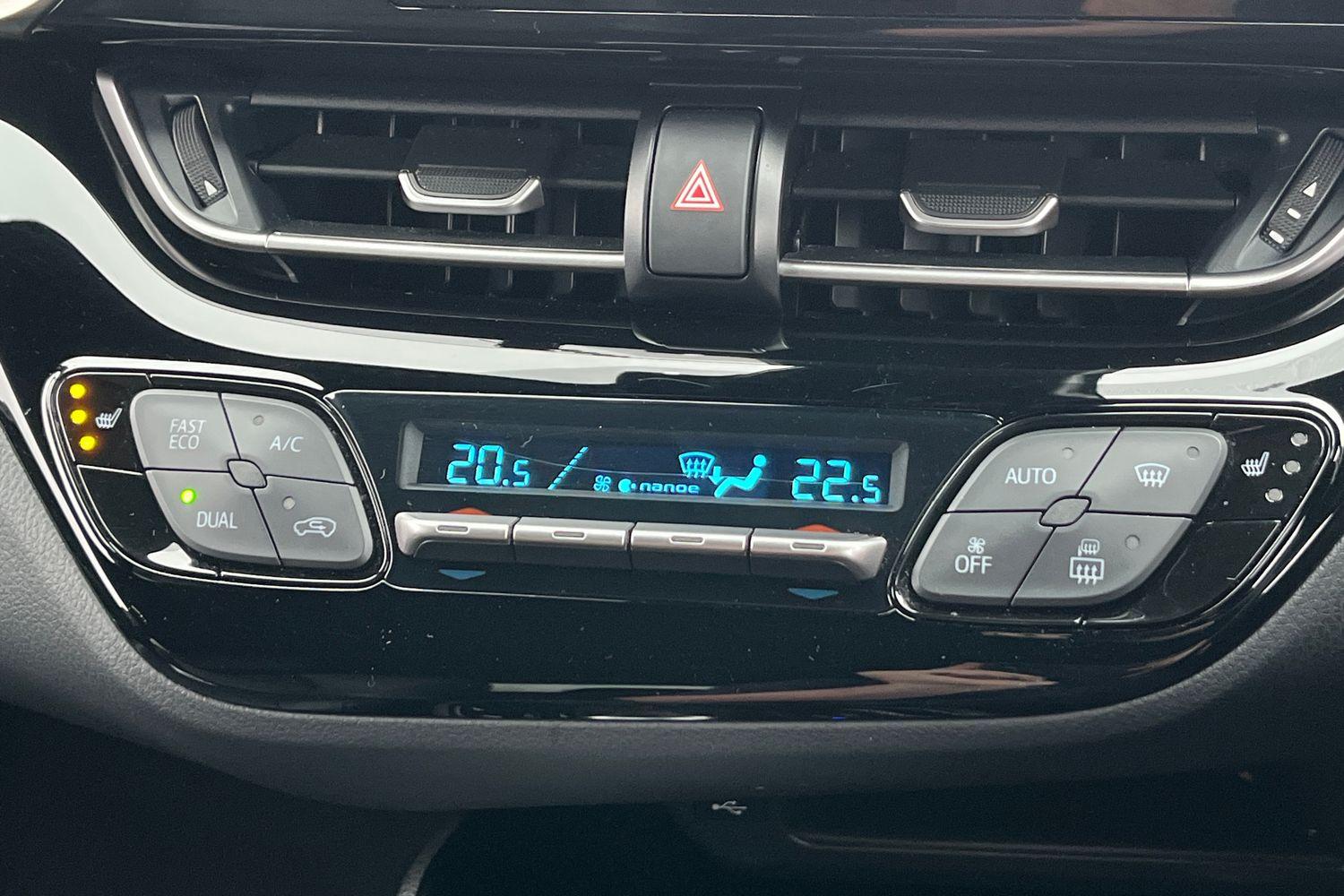 Toyota C-HR Photo 32