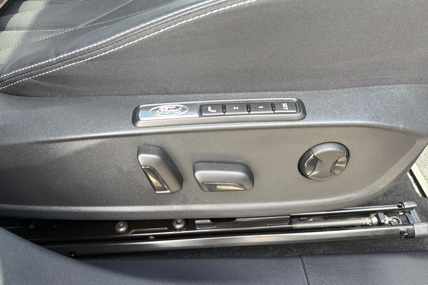 Ford Explorer Photo 29