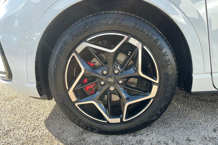 Ford KUGA Photo autoimg-82f79459e389b7d3bffcee5334a18468f1b75c18.jpg