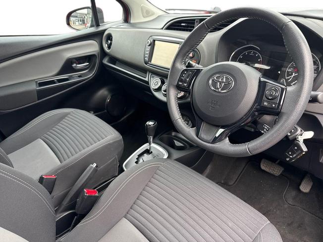 TOYOTA Yaris Photo 6