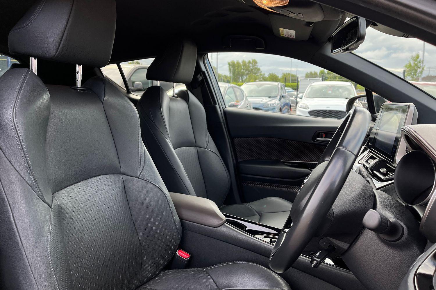 Toyota C-HR Photo 16