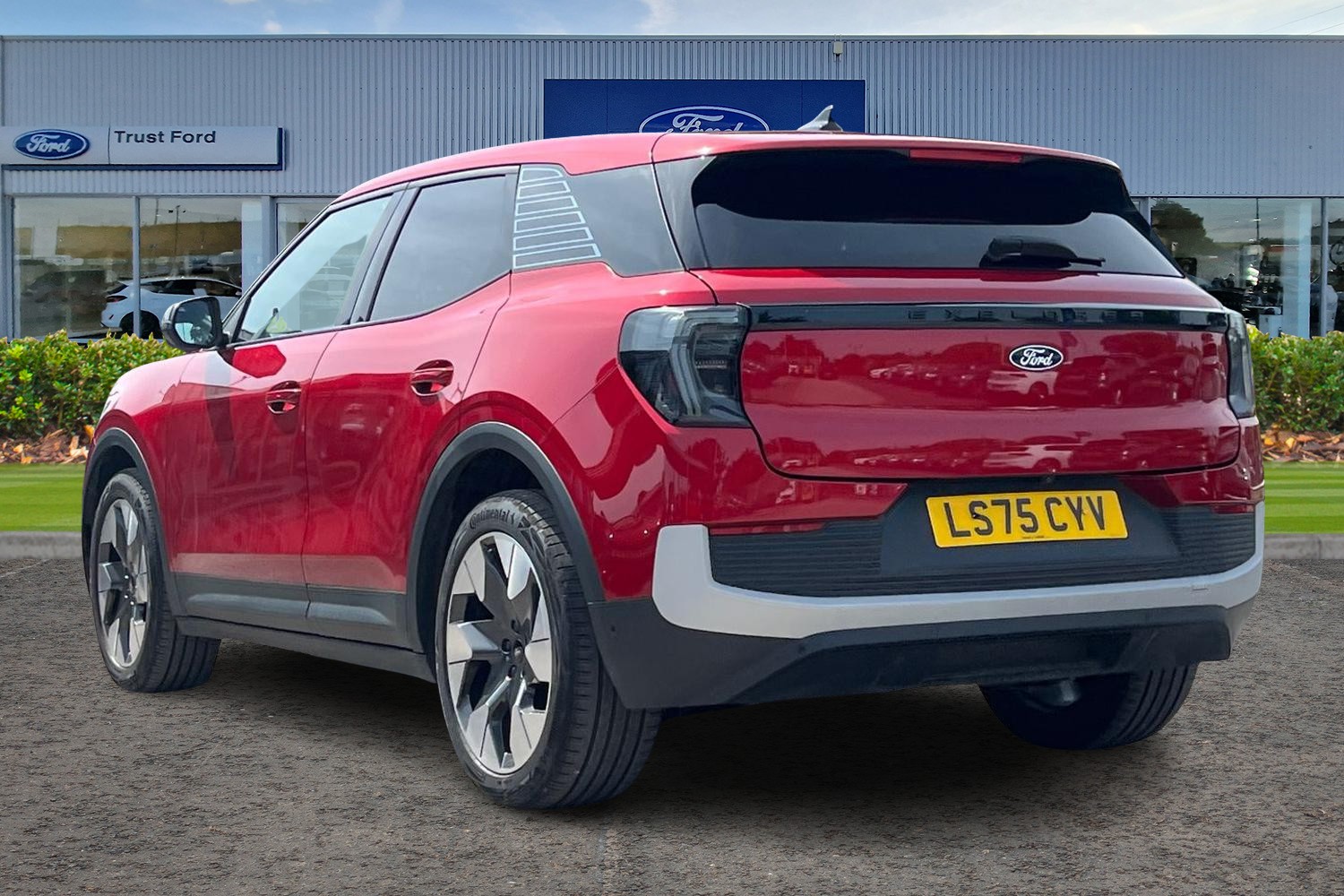 Ford Explorer Photo 1