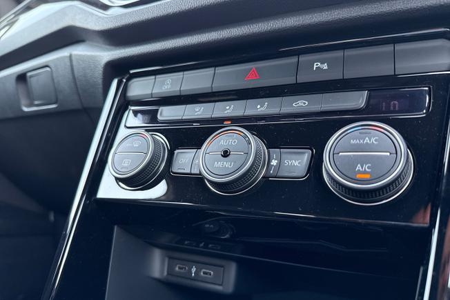 VOLKSWAGEN T-Roc Photo 32