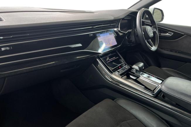 AUDI Q8 Photo 2