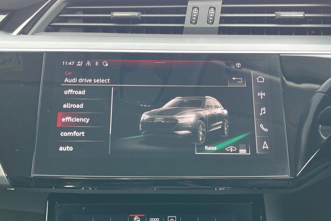 AUDI e-tron Photo 23