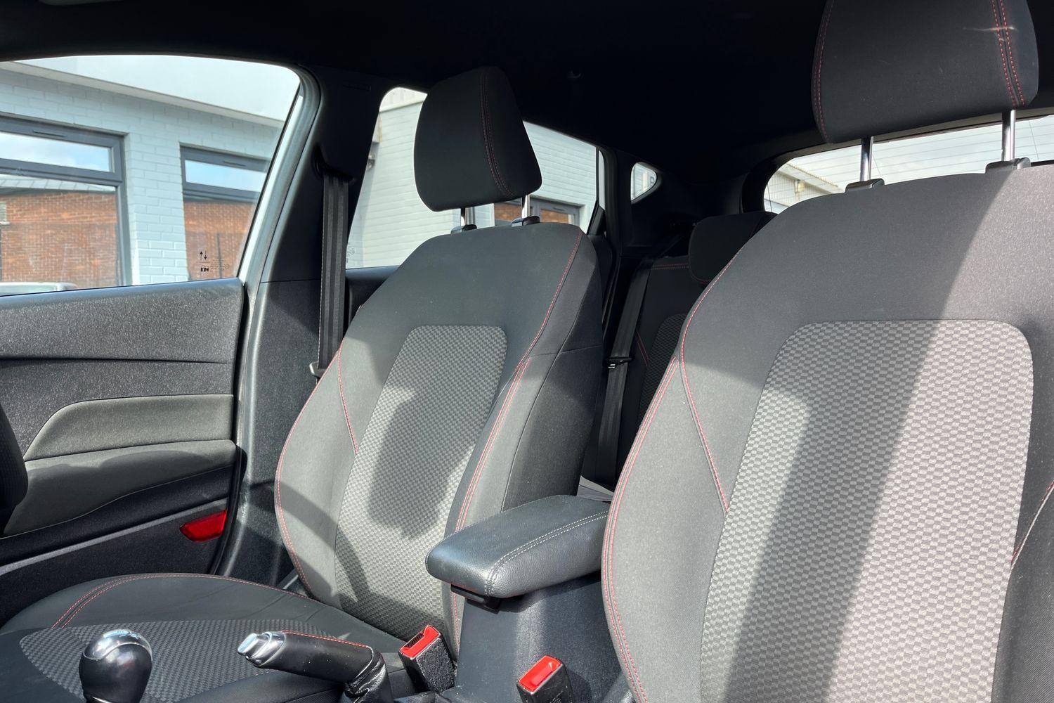 Ford FIESTA Photo 18