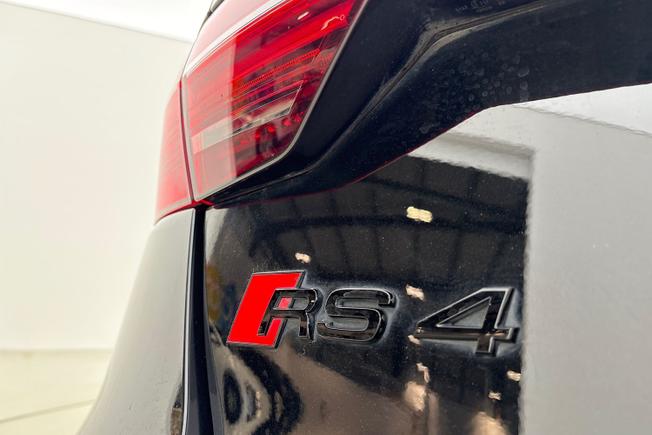 Audi RS4 Photo 25