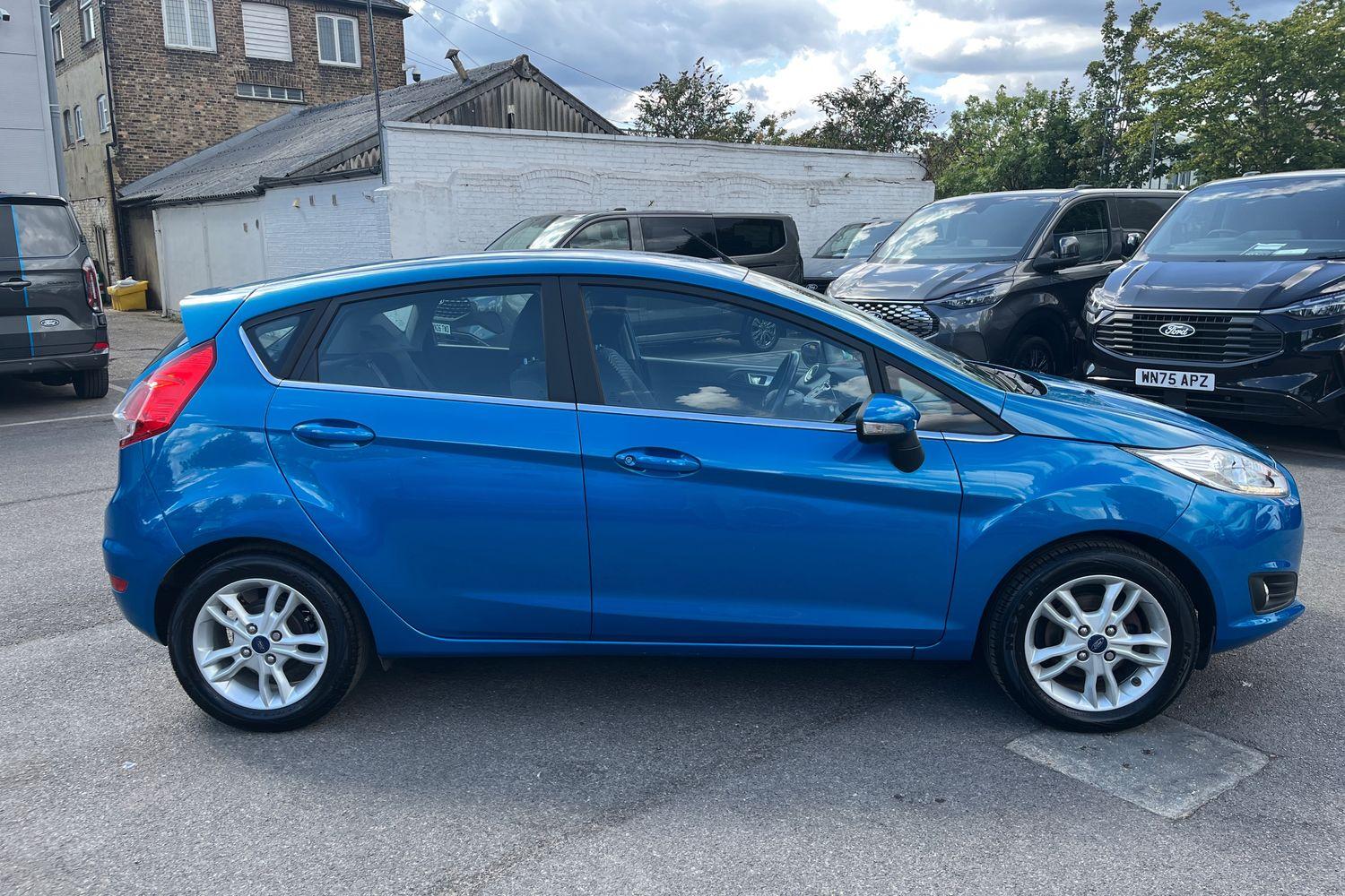 Ford FIESTA Photo 35