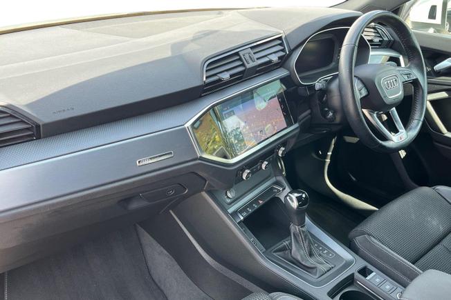 AUDI Q3 Photo 2