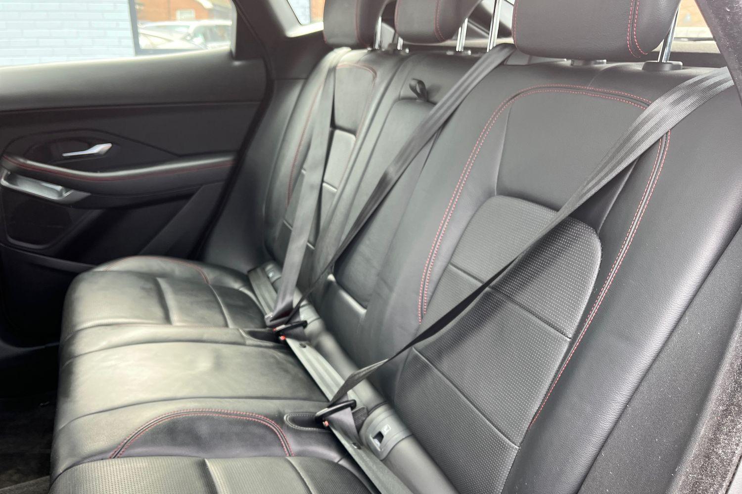 Jaguar E-PACE Photo 19