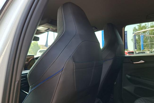 VOLKSWAGEN Golf Photo 21