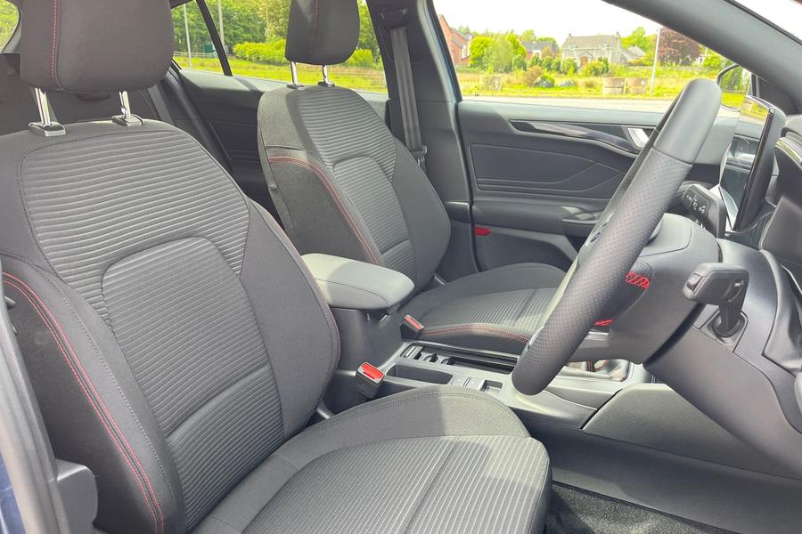 Ford FOCUS Photo autoimg-846af596335ea8f2d8173f2dc04c4fe3d319a6db.jpg