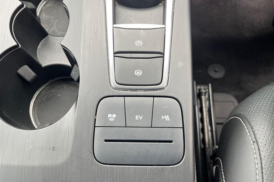 Ford Kuga Photo autoimg-84827dae787eb1b22690dcc25bb58ce20246938e.jpg
