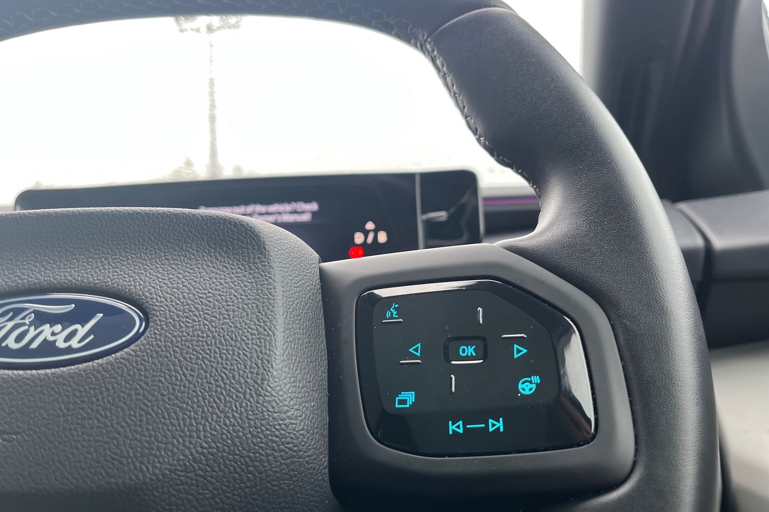 Ford EXPLORER Photo 27