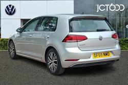 VOLKSWAGEN Golf Photo 3