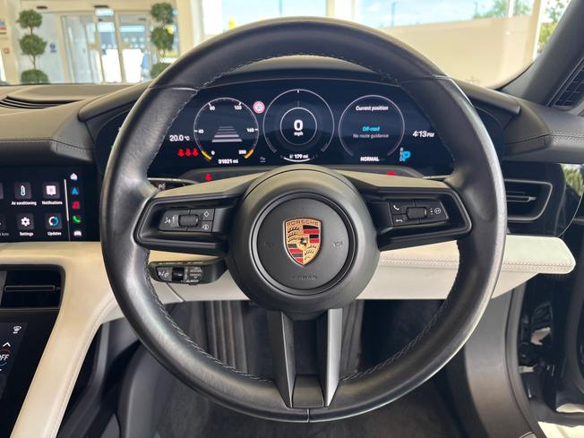 PORSCHE Taycan Photo 17