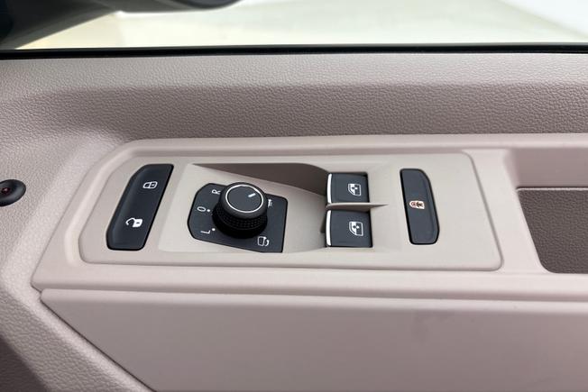 VOLKSWAGEN Multivan Photo 28
