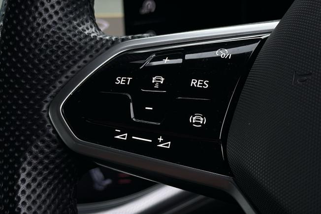 VOLKSWAGEN Touareg Photo 16
