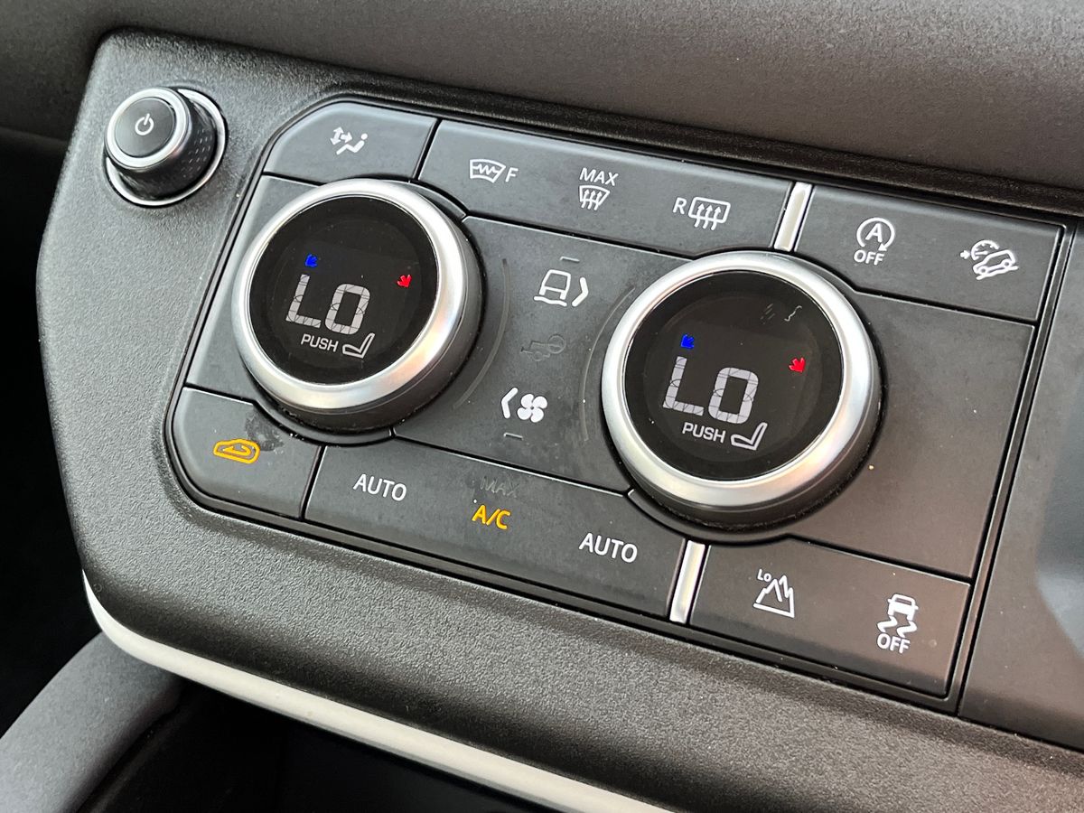 Land Rover Defender 110 Photo 12