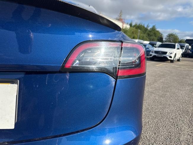TESLA Model 3 Photo 18