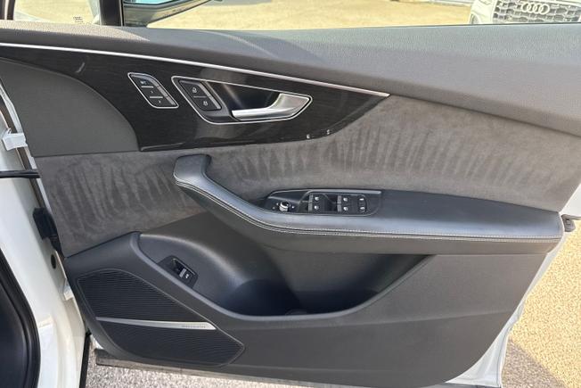 AUDI SQ7 Photo 39