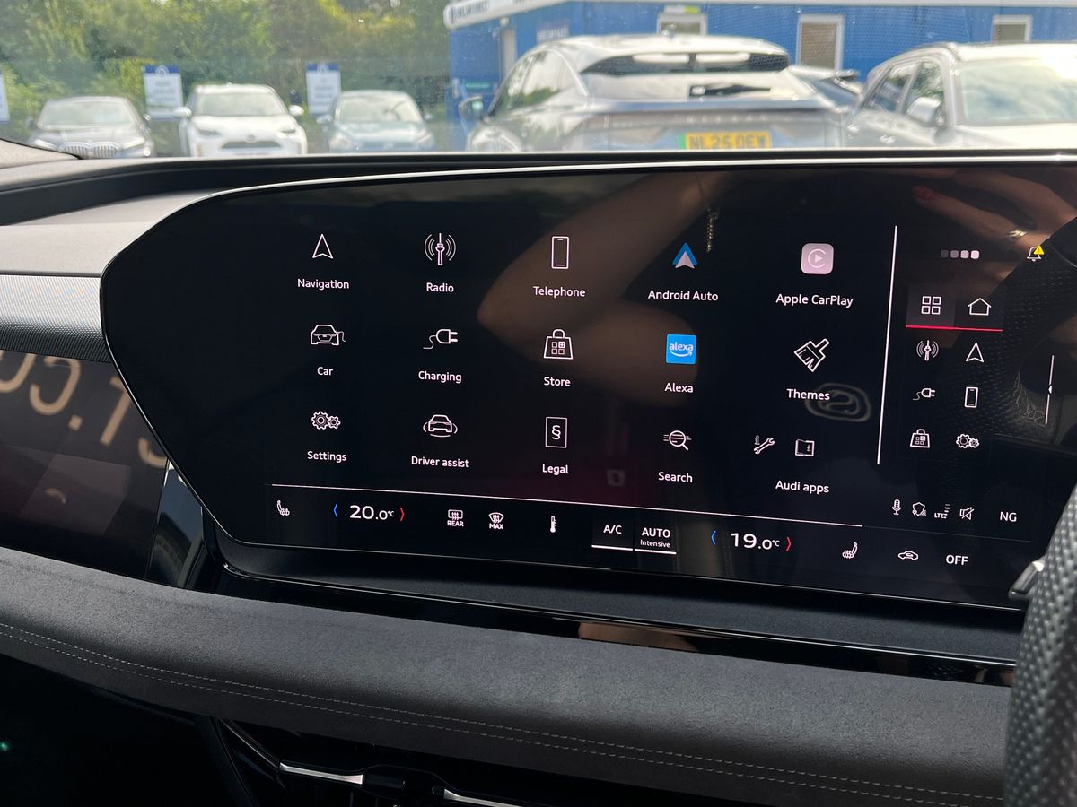 Audi Q6 e-tron Photo 40