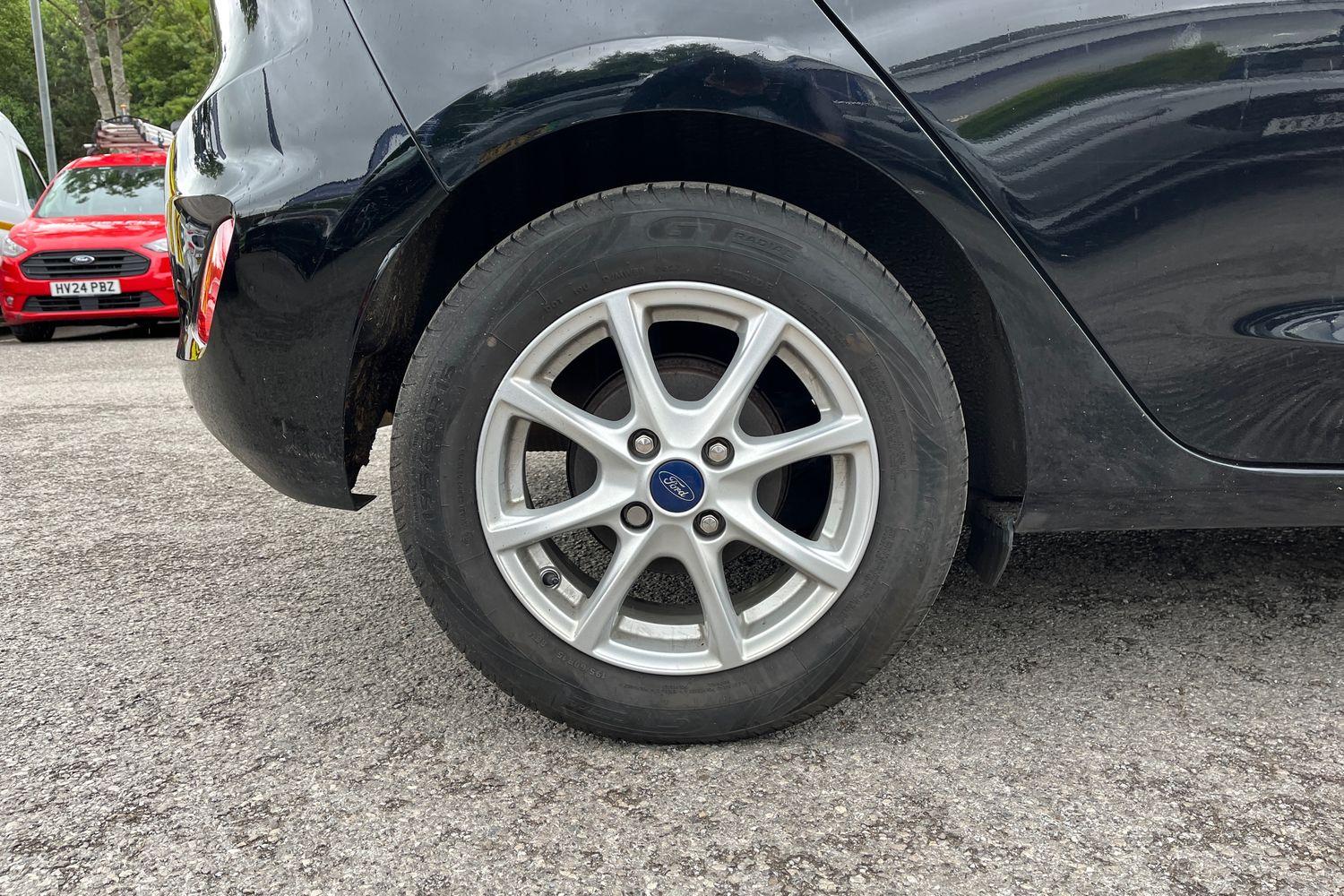 Ford Fiesta Photo 7