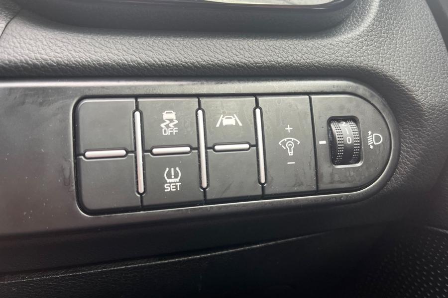 Kia CEED Photo autoimg-85719f000b45f58f27fd0a2d15a336a031d1f978.jpg