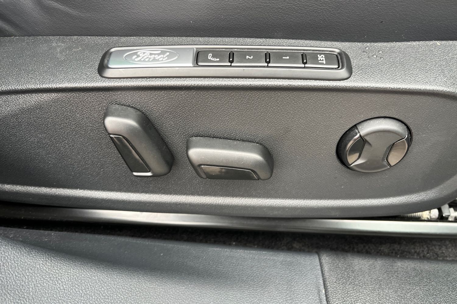 Ford Explorer Photo 29