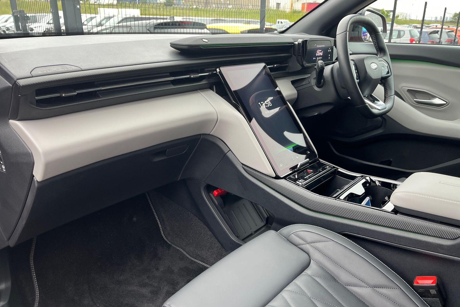 Ford EXPLORER Photo 17