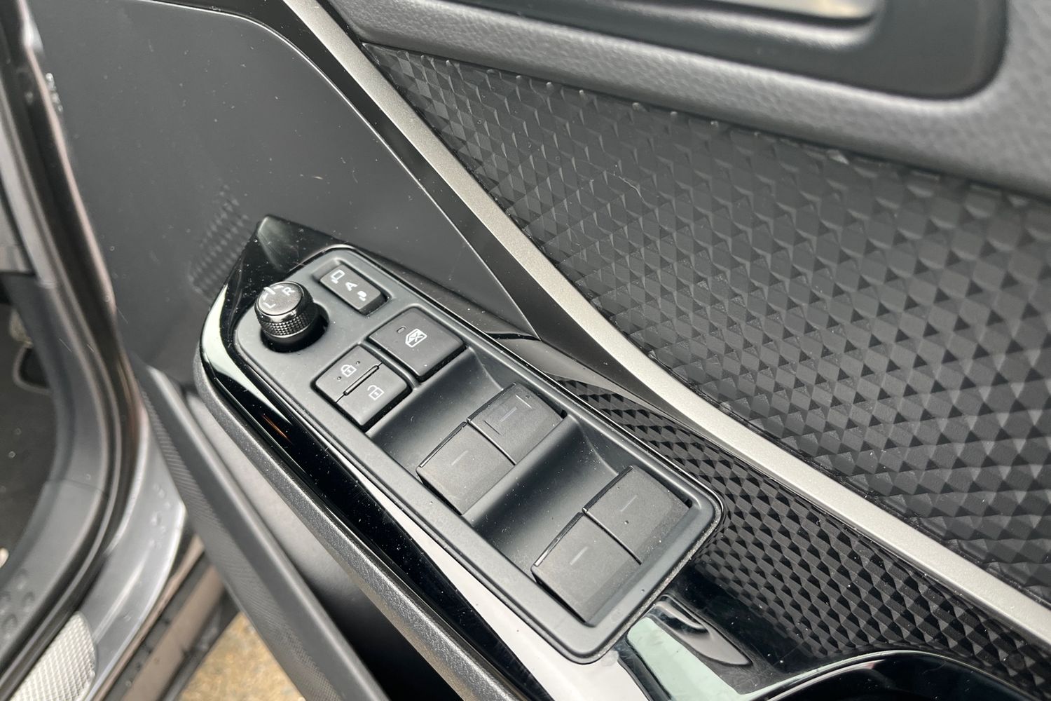 Toyota C-HR Photo 15