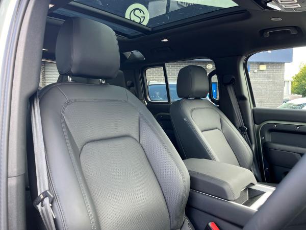 Land Rover Defender 110 Photo autoimg-85c0f1e3a91cd11a72fa8159a316a966ddf71ee2.jpg