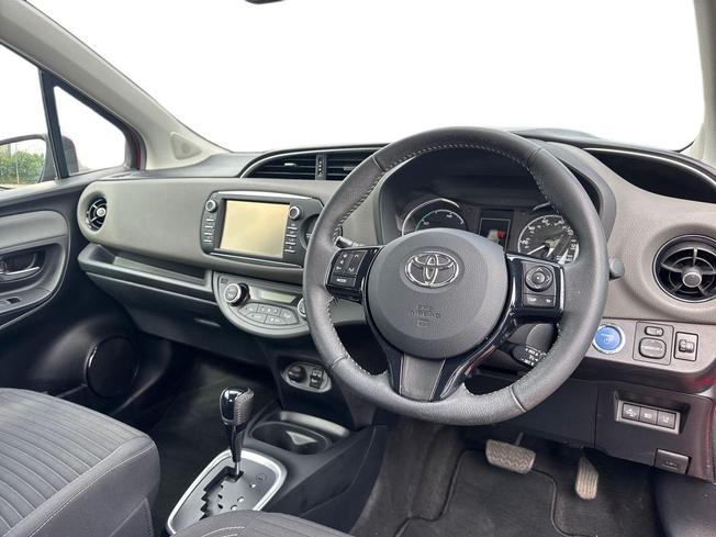 TOYOTA Yaris Photo 6
