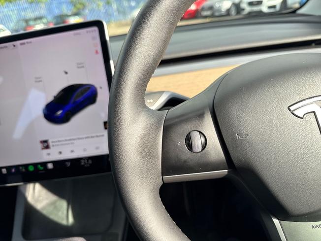 TESLA Model 3 Photo 16