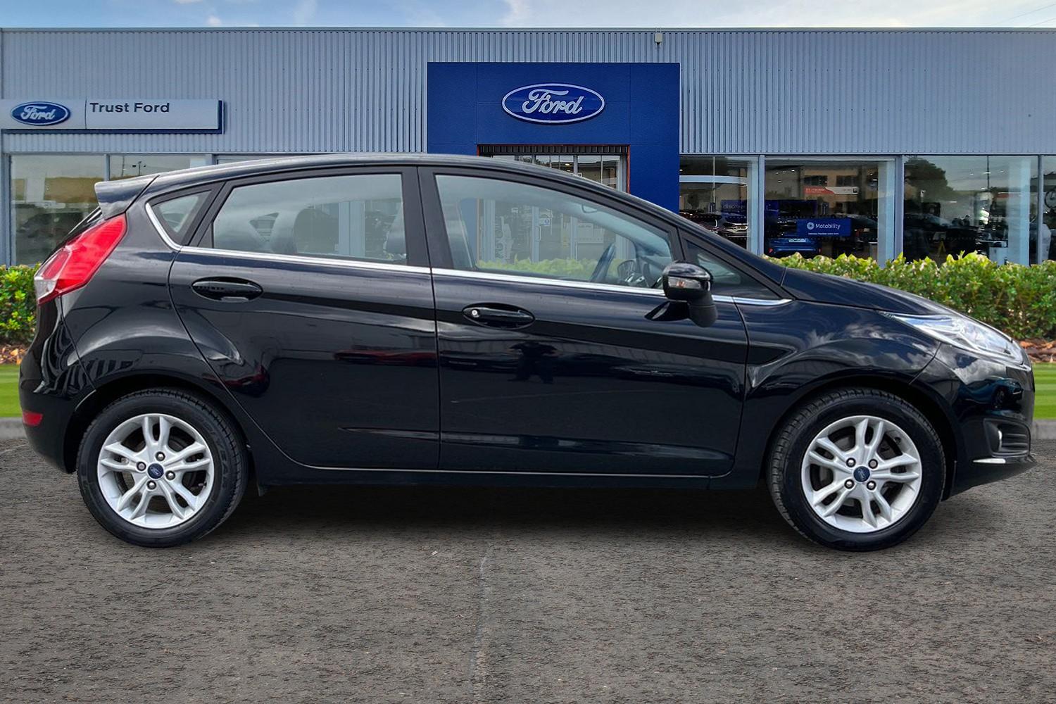 Ford FIESTA Photo 2