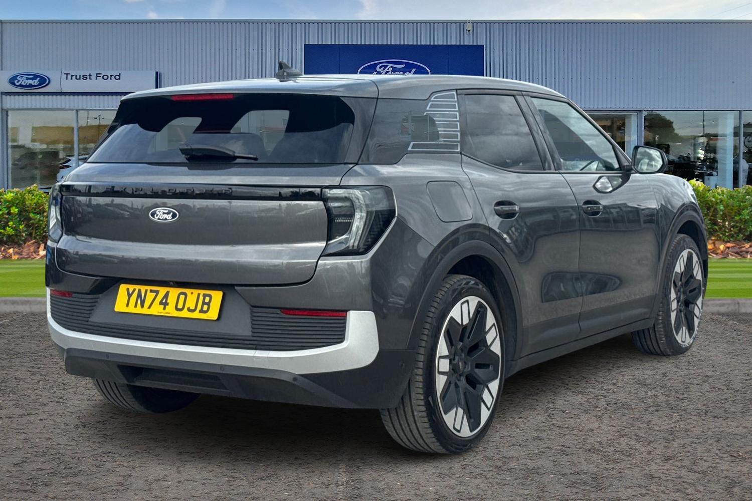 Ford Explorer Photo 3