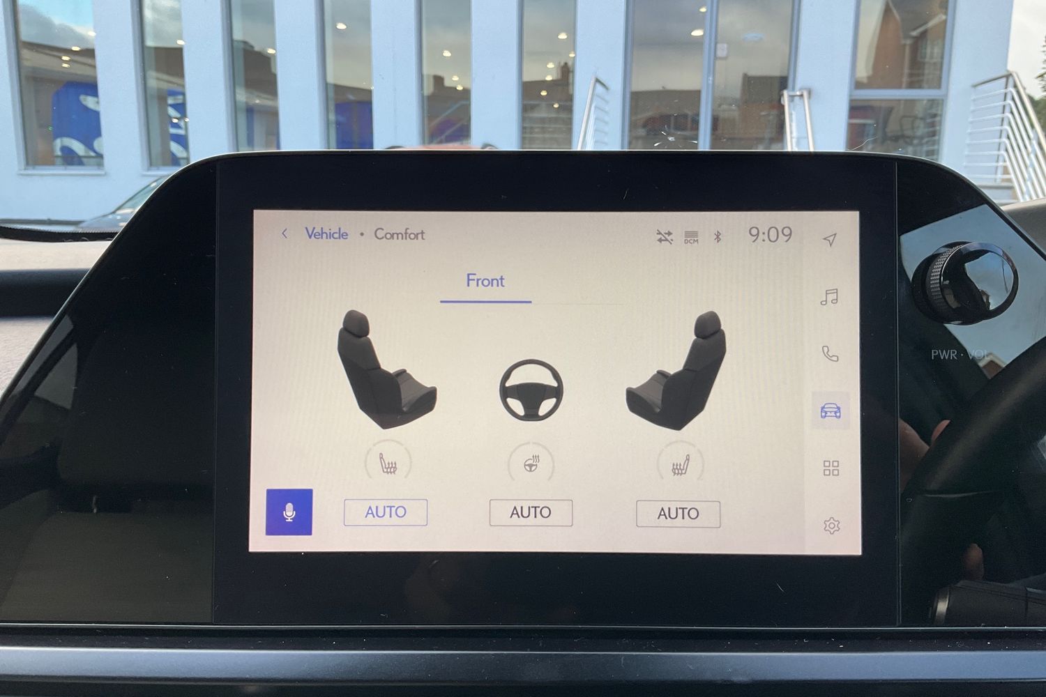 Lexus UX Photo 25